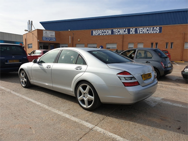 Mercedes S320 L waits in line to be tested at ITV station in Murcia Mercedes S320 in queue at ITV